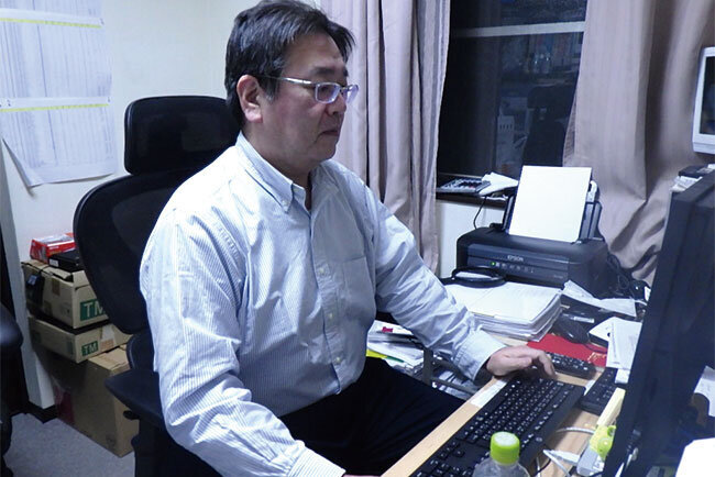 パソコンに向かう齋藤社長。ICT改革と情報発信を進める