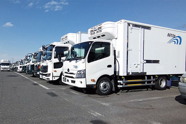 約80台のトラック保有し、関東エリアのスーパーやコンビニエンスストアなどに食料品を配送する
