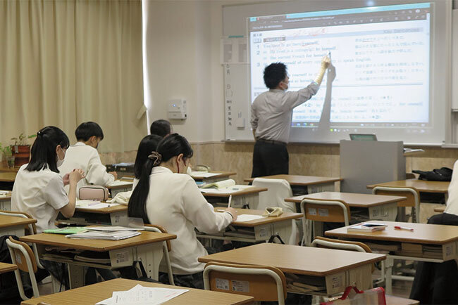 教員のSurfaceと連動し、授業も電子黒板で行う