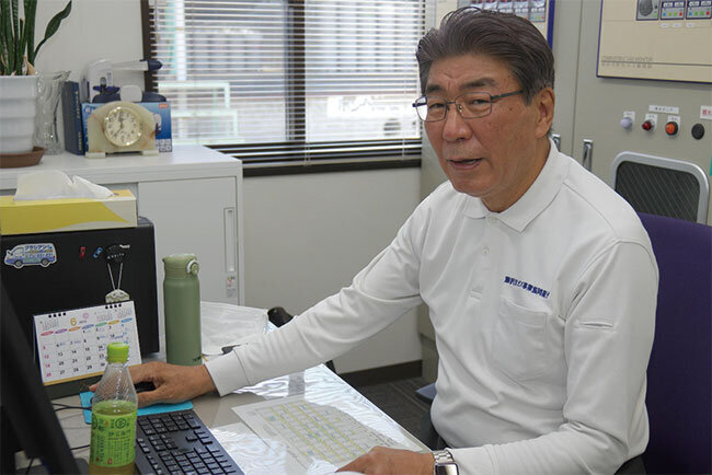 藤沢市ガス事業協同組合でパソコンに向かう岡田敏一専務理事
