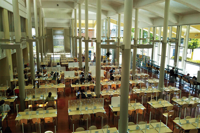 700人座れる学生食堂は天井が高く、外の緑と採光で気持ちの良い空間