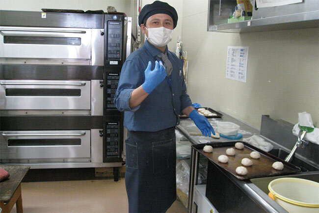 コンビニに併設しているベーカリーでは焼きたてパンを提供している