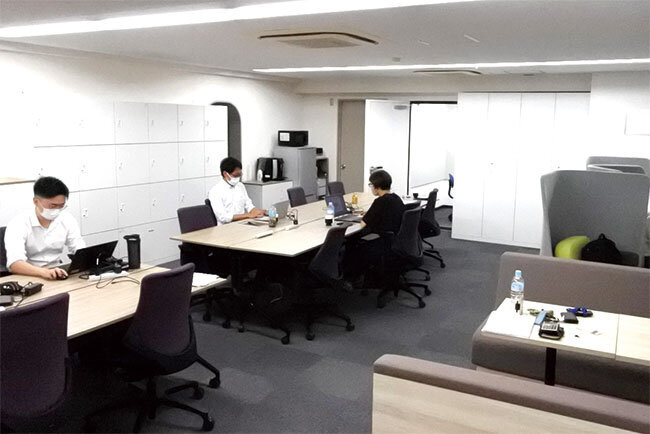 テレワークの定着で、フリーアドレスの東京本社で執務する人は在籍者数の半分以下
