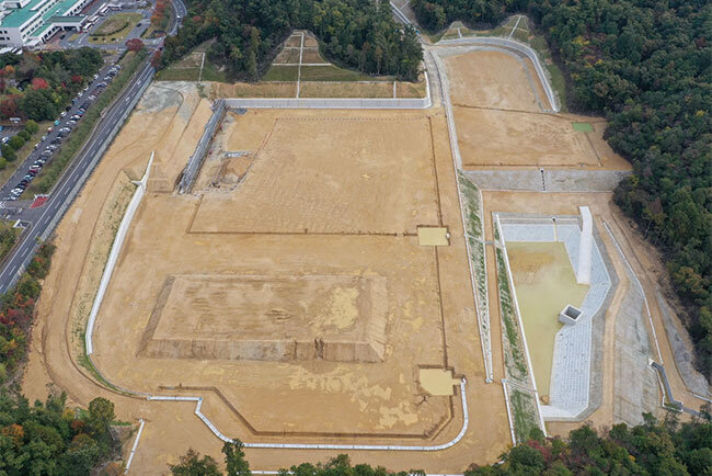 上の山が1つ取り崩されて完成した「滋賀アリーナ（新県立体育館）」の造成工事