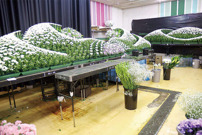 フレシード信州の松本営業所で制作中の生花祭壇