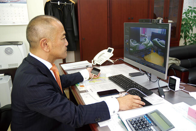 林秀樹代表取締役のデスクにあるパソコンから営業所の様子を把握できる
