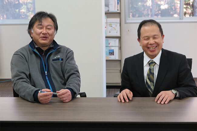 堀内欣一郎理事長（右）と井上勧経営企画室部長（左）