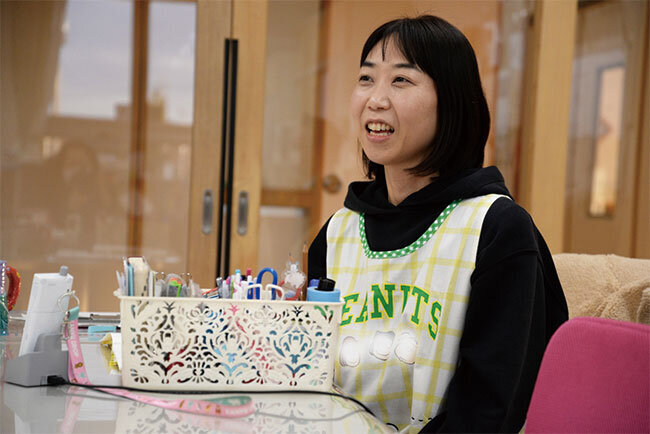主任保育士の諏訪亜有美さんは勤続26年。むつみ保育園のデジタル化に対応してきた。諏訪さん自身もむつみ保育園の卒園生だ