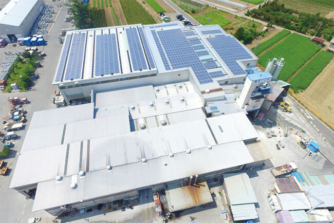 本社工場の屋上には同社製作の太陽光発電設備が据えられている