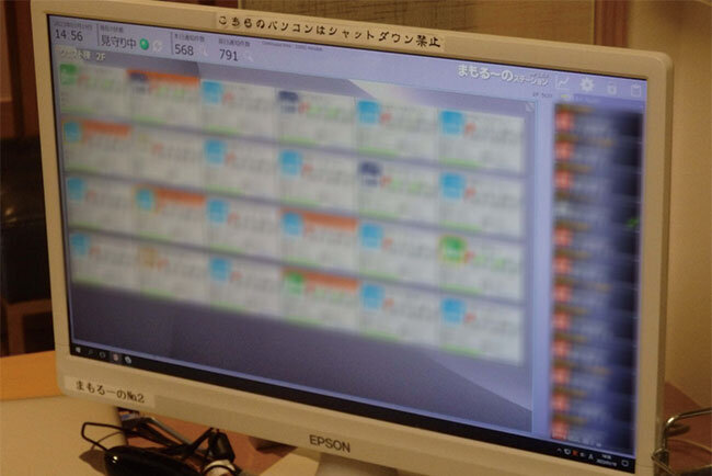 見守りシステムで異常を把握できる事務所に設置してある管理用パソコン