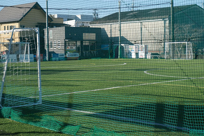 工場に併設されたサッカー場。地域住民にも開放されている