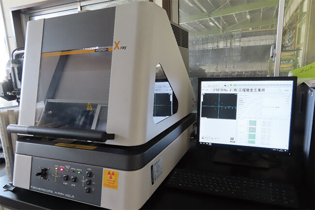 蛍光X線式膜厚計は標準試料を用いることで非破壊・非接触で微小部品のめっきの厚さを短時間で測定可能