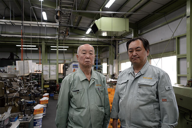 根本製作所代表取締役の根本健一氏（左）と専務取締役の根本弘明氏