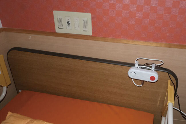 ベッドに設置されたナースコールの機器。職員との会話にも使える