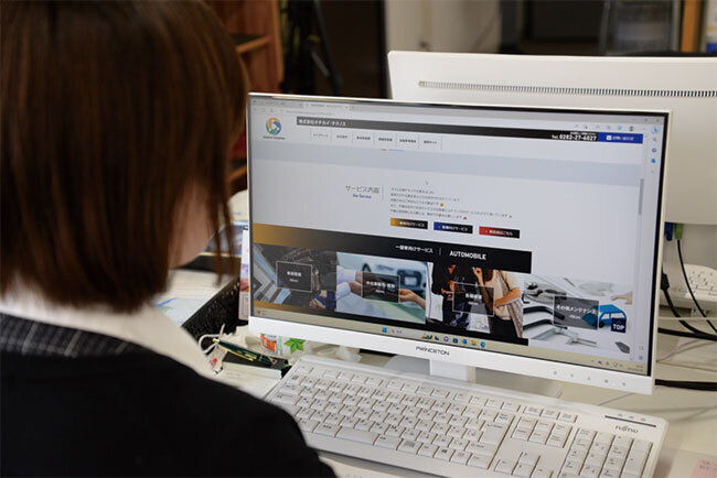 自社ホームページは自分たちで写真や記事を更新することができる。自動車販売事業では、販売する自動車の画像も掲載している