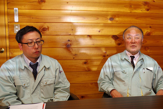 業務アプリの連携で管理の質の向上を目指す藤木サッシの荒井社長（右）と羽田課長（左）