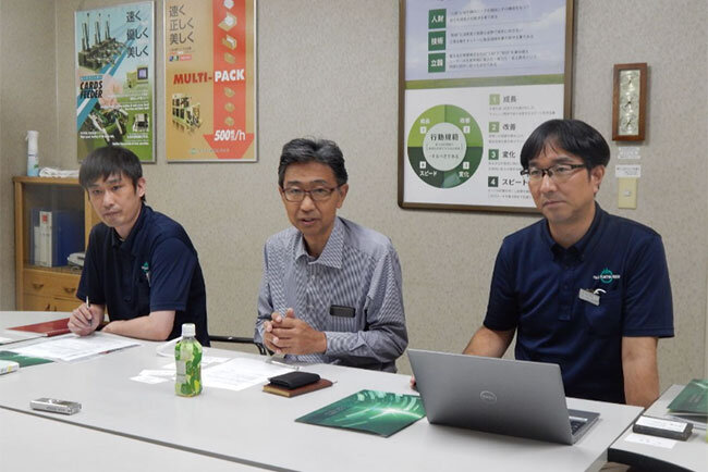 左から伊藤亜由武総務部課長、石田桂司社長、吉田忍執行役員第一工場長