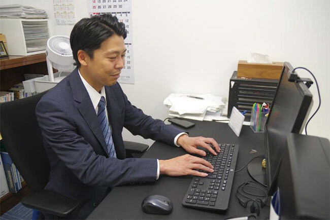 パソコンに向かうエコロジカル・サポートの村井連峰代表取締役