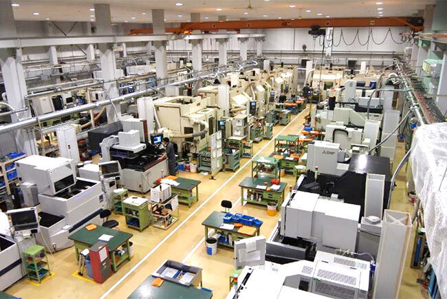 ピーアールシーの工場内。マシニングセンターやワイヤ放電加工機など最新の設備がズラリと並ぶ