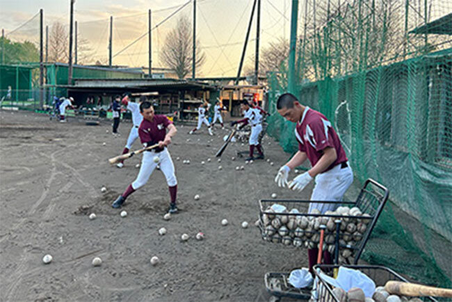 高校野球の強豪校として知られる常総学院高等学校の硬式野球部の練習風景。同校では年間の学校行事に加え、部活動も活発に行われている