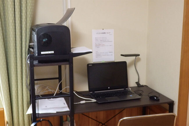 入所者の自立支援に向けて施設内には入所者が利用できるパソコンも備える