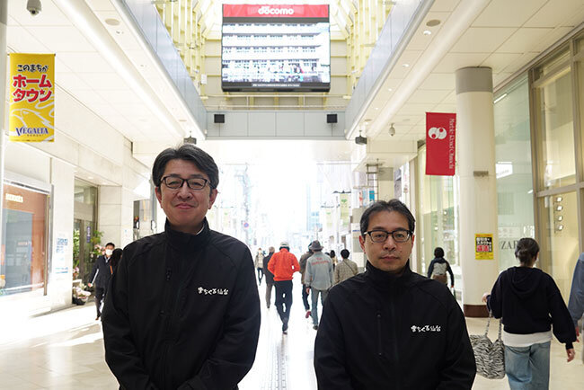 まちくるビジョンを設置した仙台市中心部商店街活性化協議会の石井光二事務局長（左）、菅原晃部長（右）