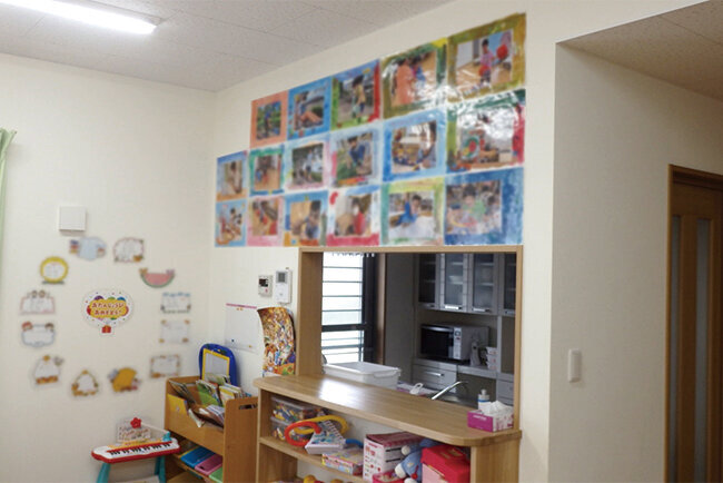活動室に隣接するキッチンのカウンターの上には利用児童の写真が貼られている