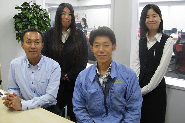 情報システム室のメンバー,左から三澤和重さん、木村友美さん、秋元広宣さん、河合真波さん