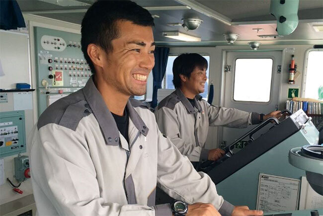 タンカー船を操船する大東汽船の従業員