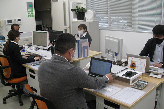 業務のデジタル化ですっきりとしている二ホンバイオフーヅ製造のオフィス