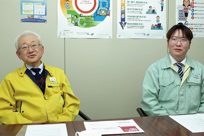 塚田章専務（左）と瀧田隆一総務部課長